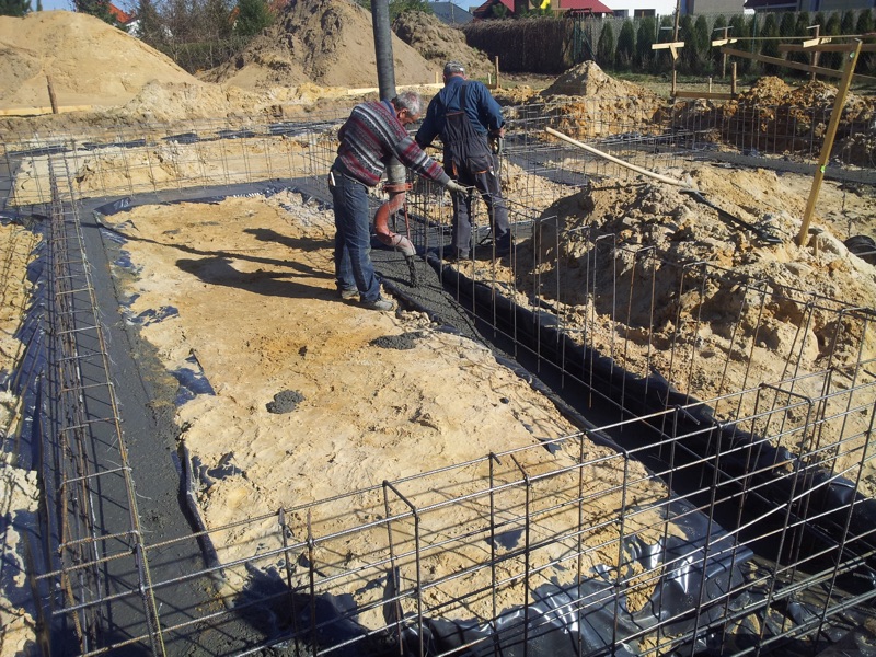 Wylewanie betonem ławy fundamentowej